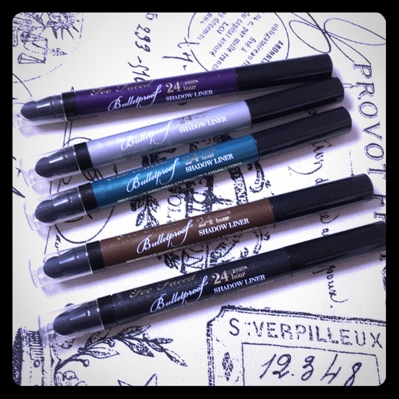 Two Faced Bulletproof 24 hour Shadow Liner - Picture 1 of 2